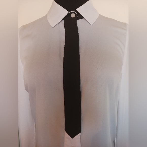 GREAT CONDITION Button-up Blouse w/Cute FAUX tie ONLY $8!! - Picture 2 of 7